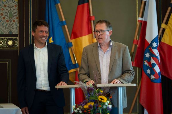 Adrian Rinck und Professor Dr. Matthias Bahr stellten den Gästen der Preisverleihung in Weimar das Projekt vor. 

Foto: Maik Schuck, Weimar